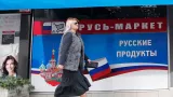 Une femme passe devant une épicerie russe dans la ville chypriote de Limassol, le 10 janvier 2018.


