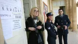 Une électrice sort d'un bureau de vote dans la capitale Nicosie, lors du premier tour de l'élection présidentielle à Chypre, le 28 janvier 2018


