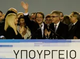 Le président chypriote Nicos Anastasiades (C) salue ses supporters lors d'une cérémonie à Nicosie après sa réélection le 4 février 2018


