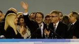 Le président chypriote Nicos Anastasiades (C) salue ses supporters lors d'une cérémonie à Nicosie après sa réélection le 4 février 2018


