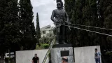 Des membres du Parti communiste grec s'en sont pris lundi 16 avril 2018 à une statue de l'ancien président américain Harry Truman à Athènes pour protester contre les frappes aériennes de la France, des Etats-Unis et du Royaume Uni en Syrie


