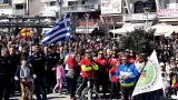 Des habitants de la ville grecque d'Orestiada près de la frontière gréco-turque manifestent le 11 mars 2018 pour réclamer la libération de deux soldats grecs détenus en Turquie


