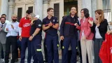 Les pompiers sévillans Manuel Blanco, Jose Enrique Rodriguez et Julio Latorre ont été relaxés le 7 mai 2018 par le tribunal de Mytilène, sur l'île grecque de Lesbos


