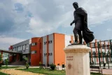 Photo de la statue d'Alexandre III de Macédoine ("Alexandre le Grand") prise le 10 juin 2018 en face d'une école portant le même nom à Skopje


