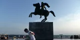 Une manifestante proteste contre l'accord sur le nom de la Macédoine devant le parlement, à Skopje, le 13 juin 2018


