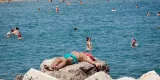 Sur cette plage proche d'Athènes, la vie est belle.@ LOUISA GOULIAMAKI / AFP


