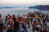 En 2017, plus de 5,5 millions de nuitées ont été enregistrées dans les hôtels de la petite île de Santorin.


