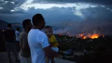 Des Grecs observent un feu de forêt à Rafina dans la banlieue d'Athènes, en Grèce


