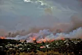 Le feu a dévalé les collines, se nourrissant des broussailles desséchées. Image: Reuters


