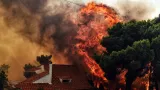 Une maison détruite par un violent incendie à Kineta, près d'Athènes, le 23 juillet 2018 en Grèce



