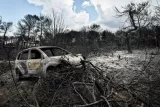 Restes d'une voiture calcinée à Mati en Grèce, le 27 juillet 2018


