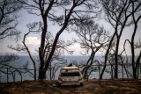 Les restes d'une voiture en bord de mer près du village de Mati, le 28 juillet 2018, quatre jours après l'incendie qui a fait au moins 91 morts. Le Premier ministre grec Alexis Tsipras a effectué lundi sa première visite sur les lieux, alimentant de nouveau les critiques de l'opposition qui a réclamé la démission des responsables de ce drame.


