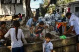 Des migrants à l'extérieur du camp migratoire de Moria, sur l'île de Lesbos, en Grèce, le 5 août.


