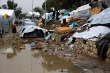 Dans le principal camp migratoire de l'île, à Moria, et d'une capacité de 3100 places, plus de 8000 migrants s'entassent dans des conditions précaires. Image: PETROS TSAKMAKIS/Keystone


