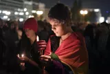 Des manifestants rendent hommage le 2 octobre 2018, bougies à la main, devant le Parlement grec au militant gay Zak Kostopoulos, tué à Athènes fin septembre. Photo Louisa Gouliamaki.


