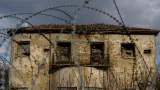 Une maison abandonnée dans la zone tampon séparant les deux côtés de la capitale chypriote Nicosie, le 4 janvier 2017


