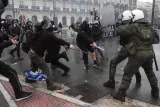 Des heurts ont eu lieu à Athènes entre des policiers et une trentaine de manifestants encagoulés protestant contre le nom de Macédoine.


