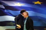 Le président de l’Eurogroupe, Jeroen Dijsselbloem, et le ministre grec des finances, Yanis Varoufakis, en janvier 2015, lors de cette poignée de mains gênante restée célèbre. - REUTERS.


