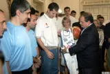 M. Caramanlis reçoit les champions d'Europe de basket