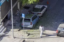 Des experts médico-légaux examinent la zone d'une explosion de bombe devant une agence bancaire à Thessalonique, Grèce, le 3 mai 2025.