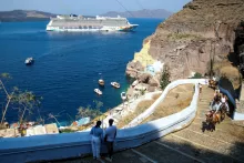 Un bateau de croisière près de la ville de Fira, sur l'île grecque de Santorin, le 20 juillet 2024  -  ARIS OIKONOMOU - Grèce (AFP)
