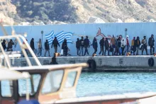 Des migrants, secourus lors d'une opération de recherche au large de l'île de Gavdos, dans le port d'Agia Galini, en Crète (Grèce), le 19 décembre 2025. STEFANOS RAPANIS/REUTERS