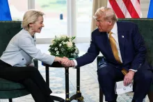 La présidente de la Commission européenne, Ursula von der Leyen, et le président américain, Donald Trump, après l'annonce d'un accord commercial entre les Etats-Unis et l'UE, à Turnberry (Ecosse), le 27 juillet 2025. EVELYN HOCKSTEIN / REUTERS