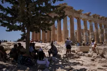 Près du Parthénon, au sommet de l'Acropole, à Athènes, le 27 juin 2025. STELIOS MISINAS/REUTERS