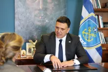 Le ministre de la marine grec, Vassilis Kikilias, lors d'une interview dans son ministère, au Pirée (Grèce), le 3 mars. LOUIZA VRADI/REUTERS