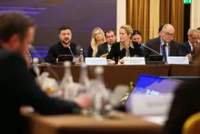 Volodymyr Zelensky, président ukrainien, et Kaja Kallas, haute représentante de l’Union européenne pour les affaires étrangères et la politique de sécurité, lors de la réunion informelle du conseil des affaires étrangères de l’UE, à Kiev, le 31 mars 2026. EVGENIY MALOLETKA/AP