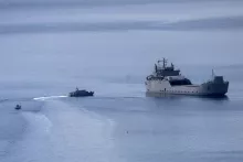 Des navires des garde-côtes grecs approchent un navire israélien transportant des activistes de la Global Sumud Flotilla, au large du port de Atherinolakkos, en Crète (Grèce), le 1ᵉʳ mai 2026. STEFANOS RAPANIS/REUTERS
