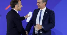 Le président français, Emmanuel Macron, serre la main du Premier ministre grec, Kyriakos Mitsotakis, à Athènes le 25 avril.