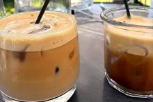Un « freddo cappuccino » et un « freddo espresso », dans un café d’Athènes, le 29 avril 2026. MARINA RAFENBERG/« LE MONDE »