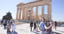 Des touristes visitant l'Acropole à Athènes, le 16 octobre 2024.