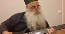 Le prêtre grec Dionysios Tabakis a sorti un premier album, "Paradise Metal", mêlant metal et sonorités byzantines.