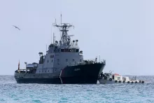 Un transfert de migrants secourus en mer, d’un navire de Frontex vers un plus petit bateau, au large de la Crète (Grèce), le 21 février 2026. STEFANOS RAPANIS/REUTERS