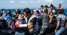 Des migrants atteignent la côte à bord d'un canot pneumatique surchargé, près de Skala Sikaminias, sur l'île de Lesbos, en Grèce, le 3 octobre 2015 (réédité le 3 septembre 2025)
