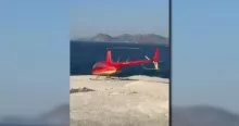 Un hélicoptère de tourisme posé sur les célèbres rochers de Sarakiniko, sur l'île de Milos, dans une vidéo diffusée par les médias grecs.