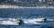 Une patrouille de routine de la marine grecque près de l'île de Kastellorizo, en décembre 2022. Le 15 août 2026, la Turquie a délimité des aires marines protégées, ce qui pourrait avoir un impact direct sur l'accès à l'île.