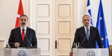 Le ministre grec des affaires étrangères, Giorgos Gerapetritis (à droite), et son homologue turc, Hakan Fidan, à Athènes, le 8 novembre 2024.