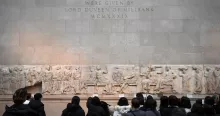Des visiteurs admirent les marbres du Parthénon au British Museum de Londres, le 9 janvier 2023. DANIEL LEAL / AFP