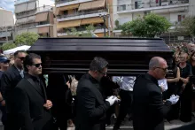 Lors des funérailles du chanteur Giorgos Mazonakis, à Nikaia (Grèce), près d’Athènes, le 14 septembre 2026. ANGELOS TZORTZINIS/AFP