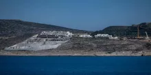 Vue du chantier d’un hôtel de luxe sur l’île grecque de Milos, dans la mer Égée, le 3 février 2026.