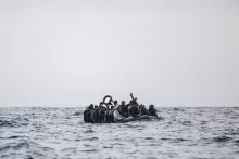 Des migrants attendent d’être secourus par l’équipage du navire « Ocean Viking », dans la zone de recherche et de sauvetage située au large des côtes libyennes, le 16 janvier 2026.