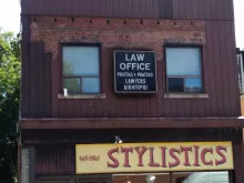 Inscription bilingue à l'entrée d'une officine d'avocats.
