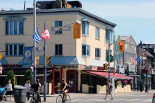 Drapeaux grecs et canadiens sur Danforth Avenue.