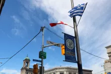 Drapeau grec flottant à côté du drapeau canadien.