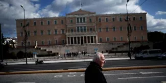 "Sortie de l'euro = faillite": l'électeur grec mis en garde par le pouvoir "Sortie de l'euro = faillite": l'électeur grec mis en garde par le pouvoir.