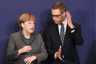 «Nous commençons à être à bout de patience avec la Grèce», a déclaré le Premier ministre finlandais © AFP - La chancelière Angela Merkel et le Premier ministre finlandais Alexander Stubb