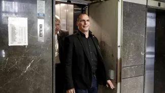 Yanis Varoufakis : «Si la zone euro ne change pas, elle va mourir» Le ministre des Finances grec agace ses pairs européens par son ton fanfaron